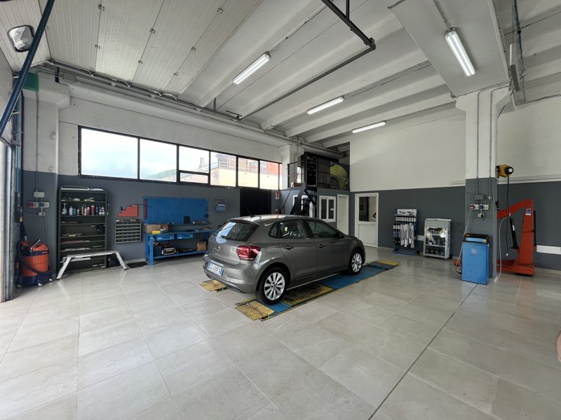 Centro revisioni Paita Service Il centro revisioni Paita Service con un’auto sulla linea di controllo