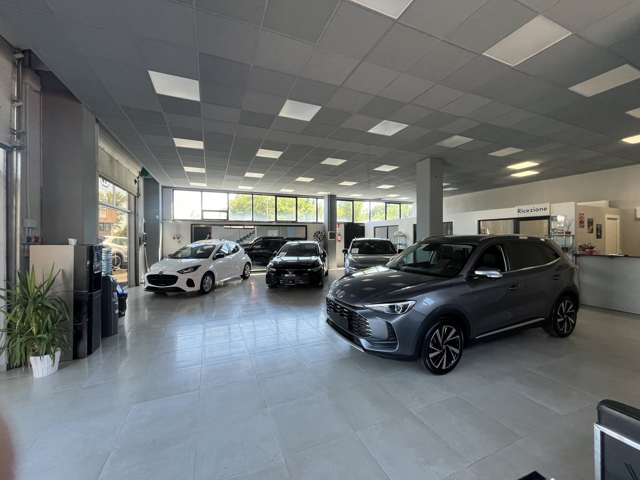 Esposizione multimarca Paita Service Auto esposte nel salone multimarca Paita Service