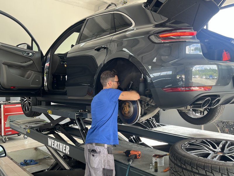 Il lavoro in officina Una persona del team Paita Service al lavoro in officina